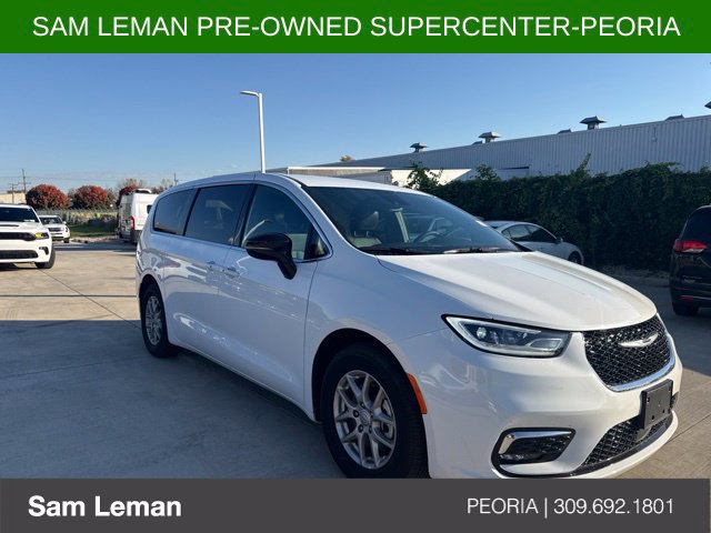 Used 2026 Chrysler Pacifica Select FWD image 2