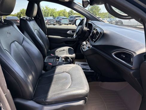 Used 2019 Chrysler Pacifica Touring-L w/ Advanced Safetytec Group FWD image 25