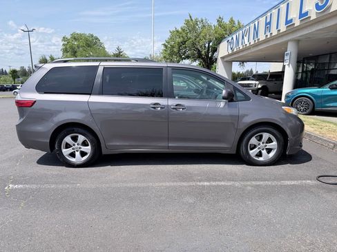 Used 2015 Toyota Sienna LE FWD image 3