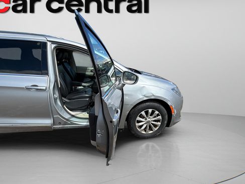 Used 2019 Chrysler Pacifica Touring-L FWD image 9