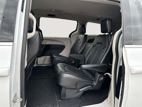 Used 2024 Chrysler Pacifica Touring-L FWD image 20