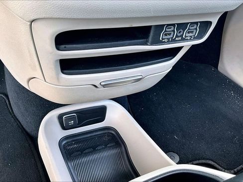 Used 2023 Chrysler Pacifica Touring-L FWD image 15