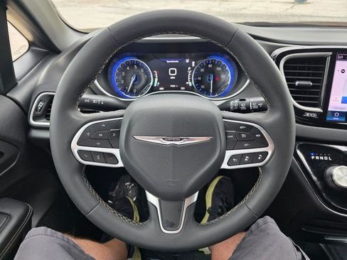 Certified 2025 Chrysler Pacifica Select FWD image 26