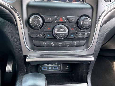 Used 2020 Jeep Grand Cherokee Laredo image 20