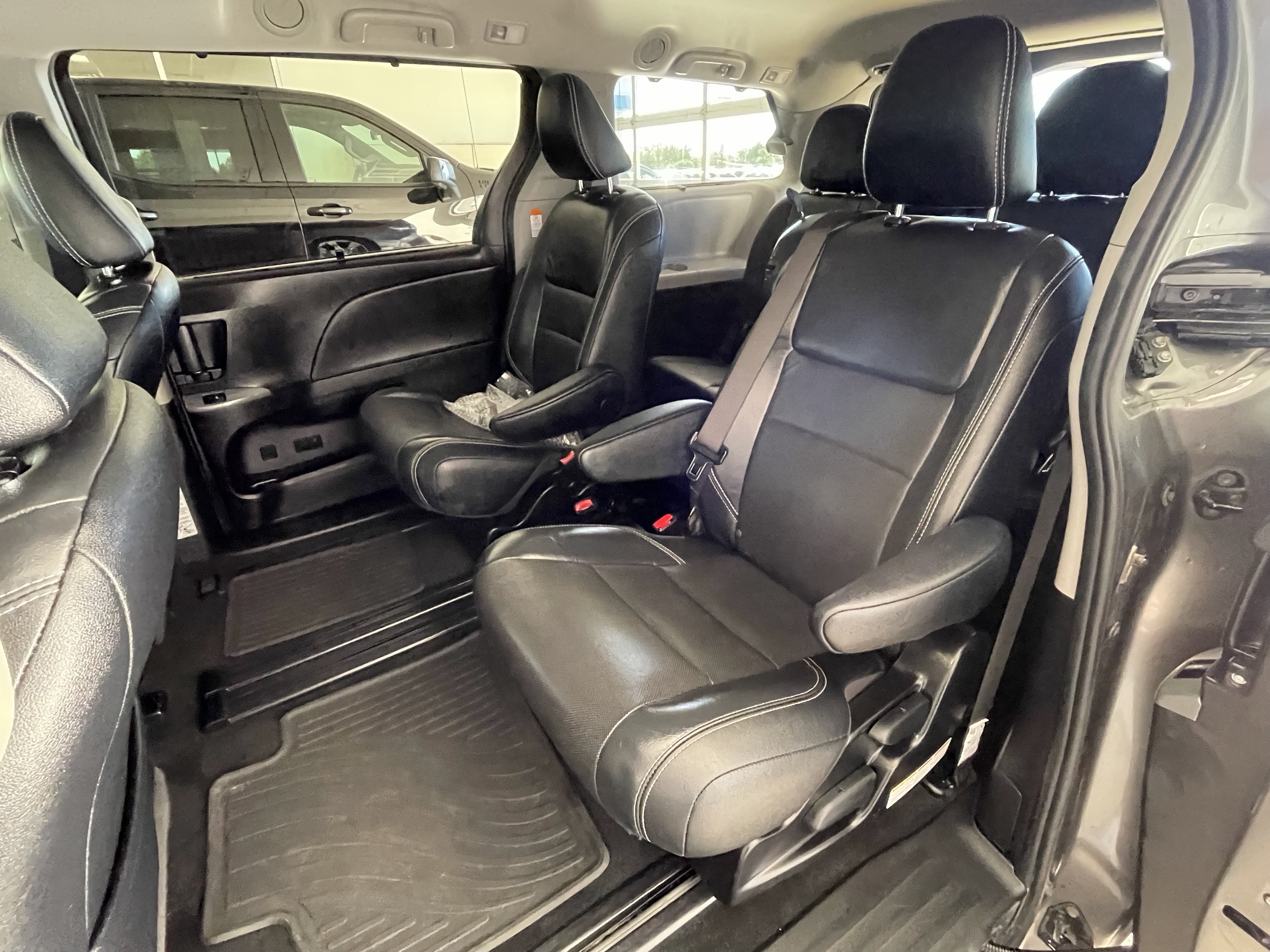 Used 2017 Toyota Sienna SE Premium FWD image 15