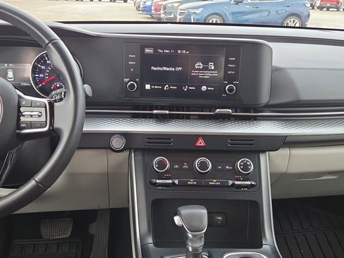 Used 2024 Kia Carnival LX image 24