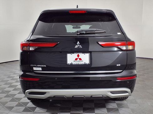 Used 2023 Mitsubishi Outlander SE image 6