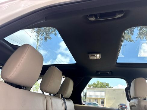 Used 2020 Land Rover Discovery SE image 29