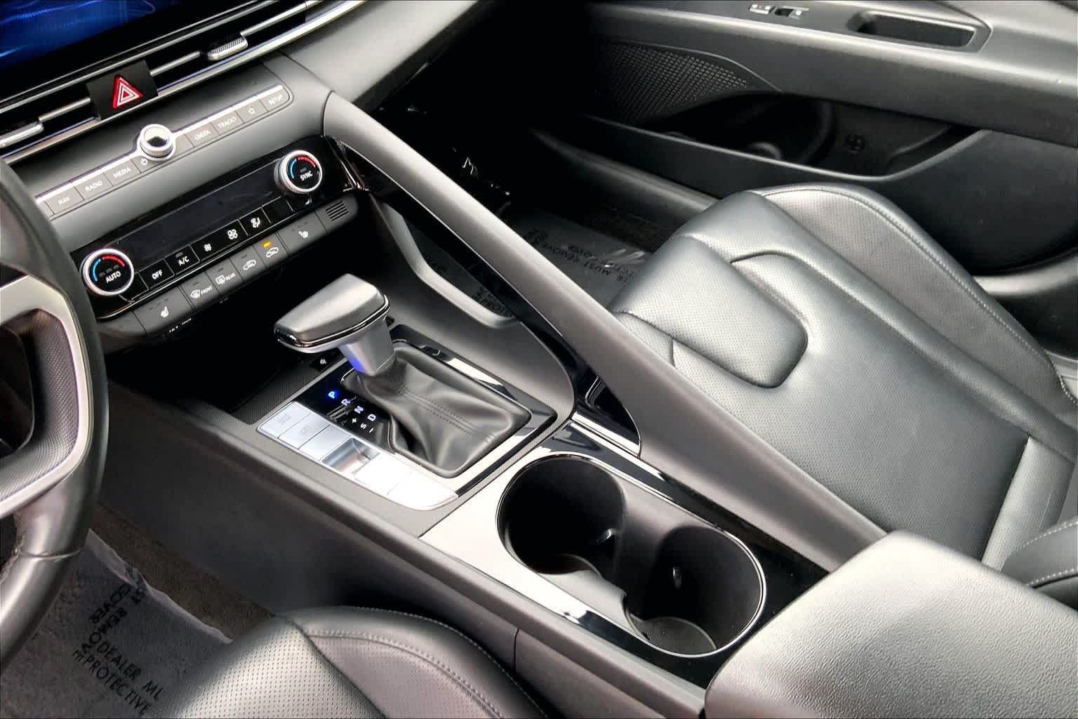 Used 2025 Hyundai Elantra Limited FWD image 17