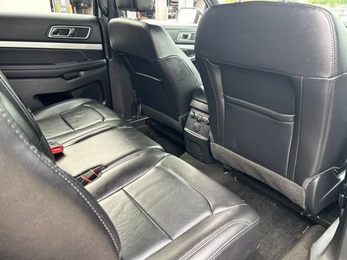 Used 2017 Ford Explorer XLT w/ Equipment Group 202A AWD/4WD image 12