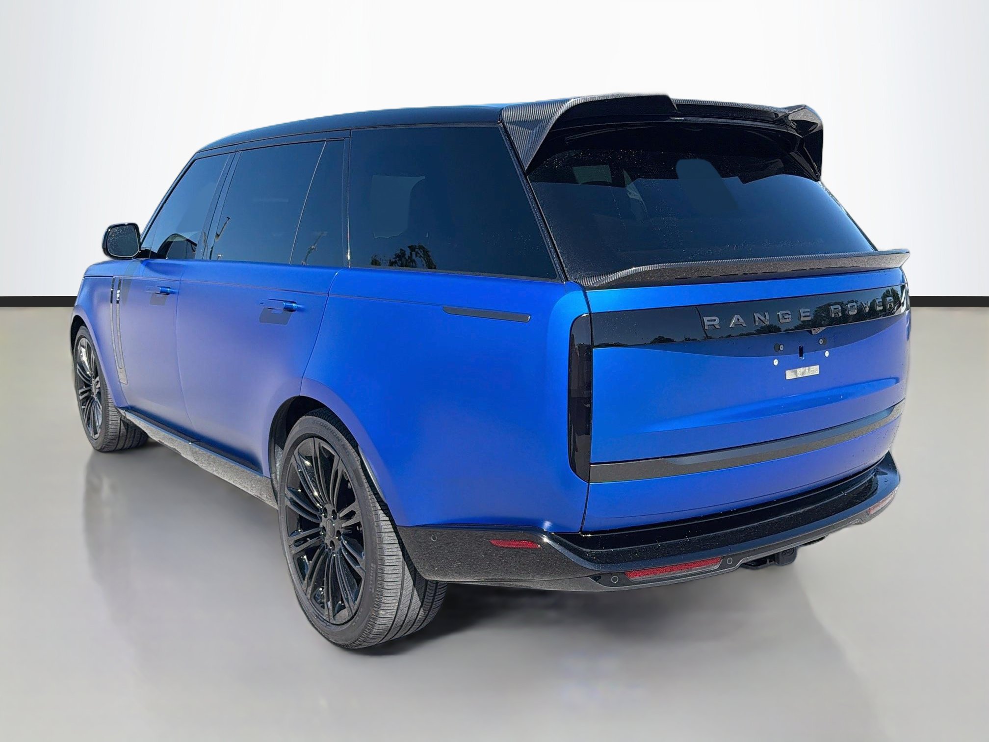 Used 2025 Land Rover Range Rover Long Wheelbase SE AWD/4WD image 3