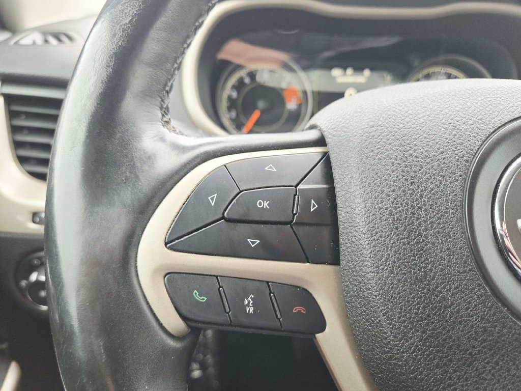 Used 2018 Jeep Cherokee Latitude w/ Cold Weather Group AWD/4WD image 19