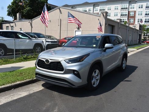 Used 2025 Toyota Highlander LE FWD image 2