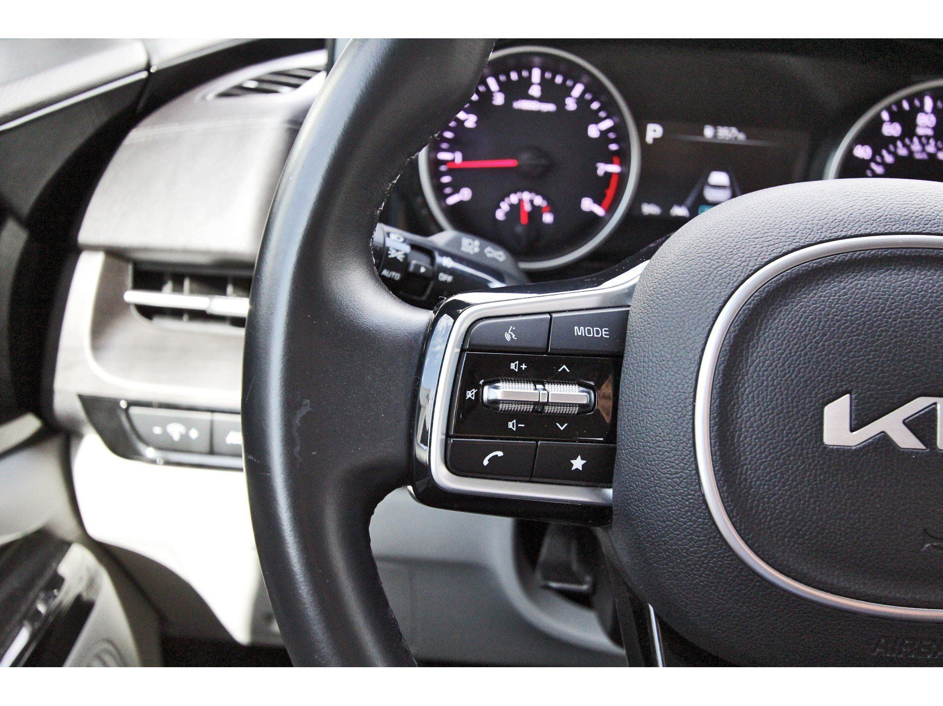 Certified 2022 Kia Carnival SX FWD image 21