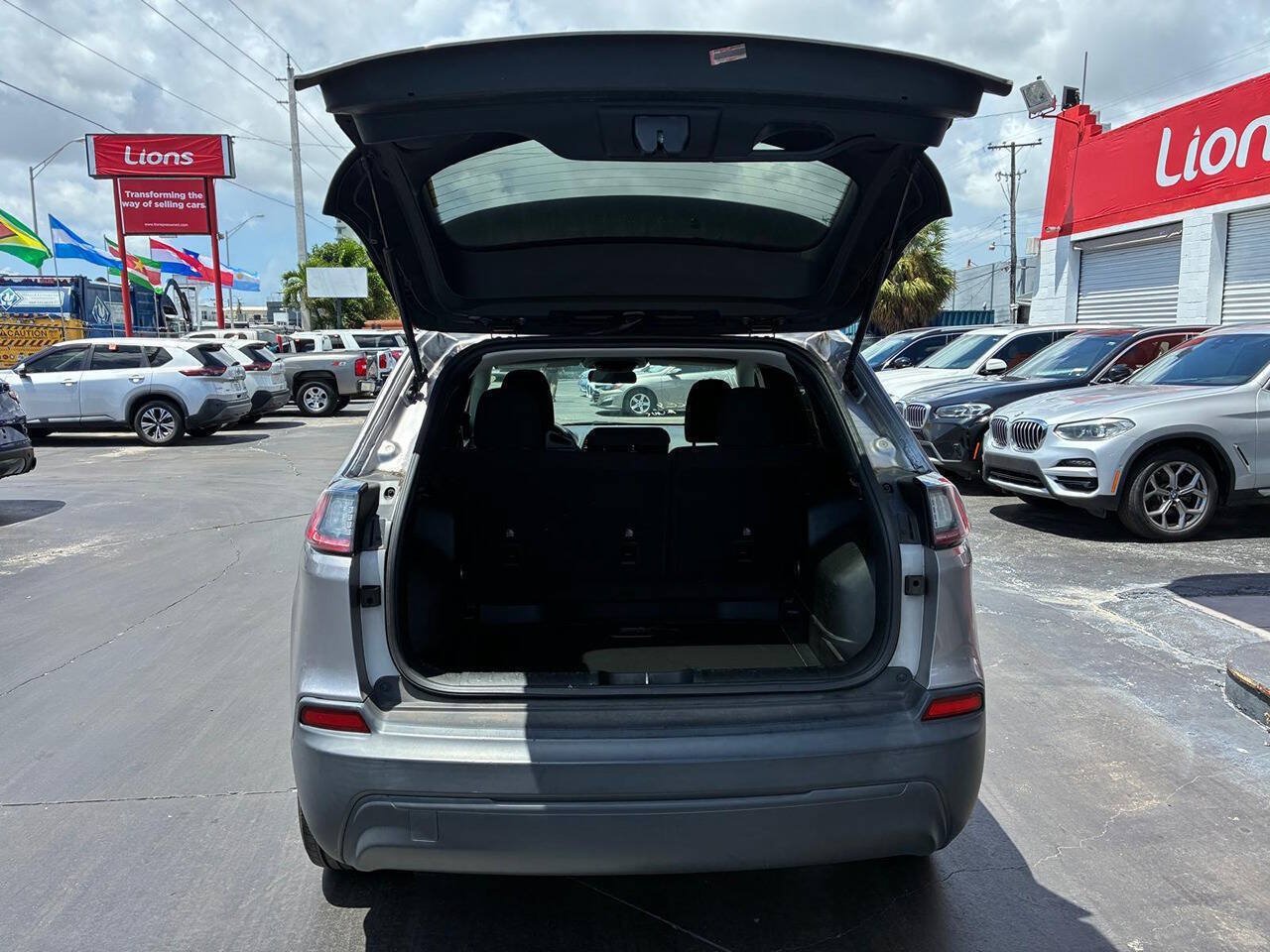 Used 2019 Jeep Cherokee Latitude w/ Popular Appearance Group FWD image 6