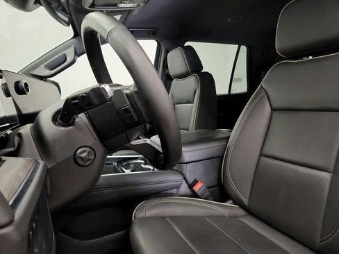 Used 2025 Chevrolet Tahoe Premier RWD image 18
