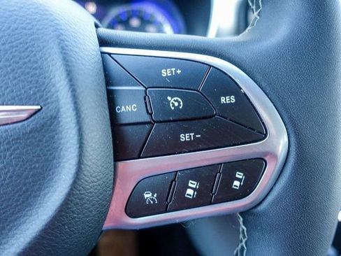 Used 2023 Chrysler Pacifica Touring-L image 3