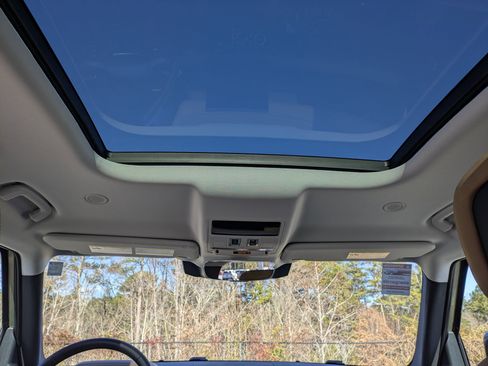 Used 2025 Land Rover Defender 110 X-Dynamic SE image 26