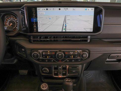 Used 2025 Jeep Wrangler Sahara image 13