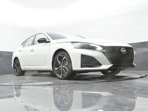 Used 2025 Nissan Altima 2.5 SR AWD/4WD image 9