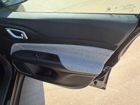 Used 2025 Jeep Compass Latitude image 18