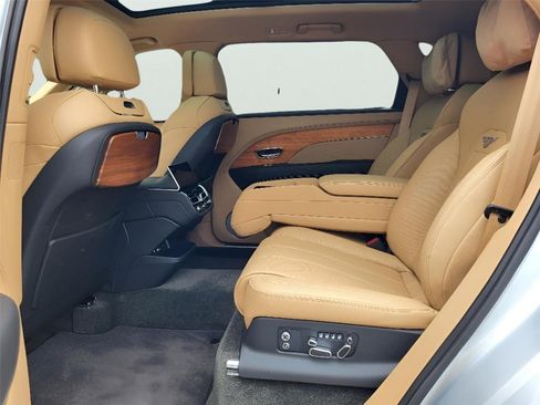 Used 2023 Bentley Bentayga Extended Wheelbase AWD/4WD image 28