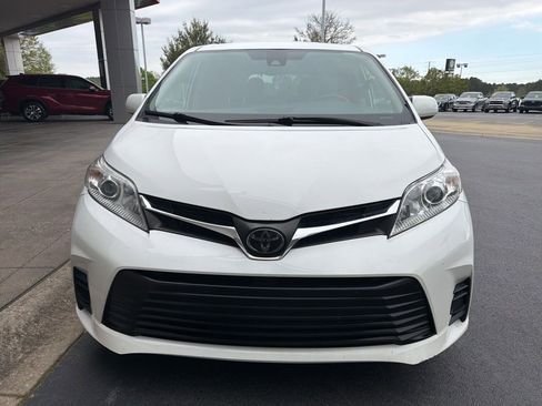 Used 2020 Toyota Sienna LE image 3