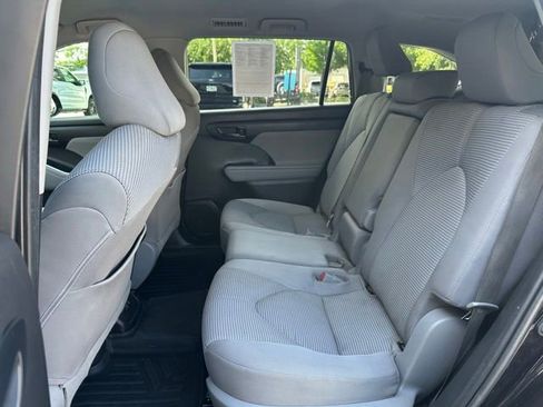 Used 2020 Toyota Highlander L FWD image 13
