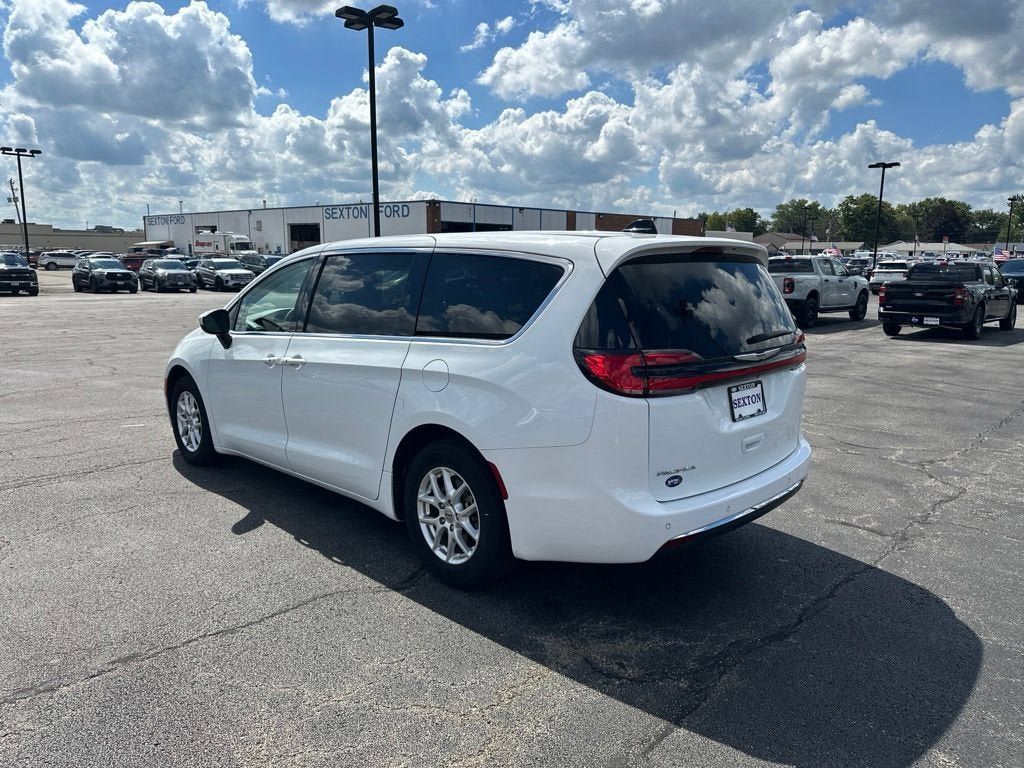 Used 2023 Chrysler Pacifica Touring-L FWD image 7