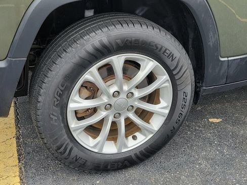 Used 2020 Jeep Cherokee Latitude w/ Cold Weather Group AWD/4WD image 7