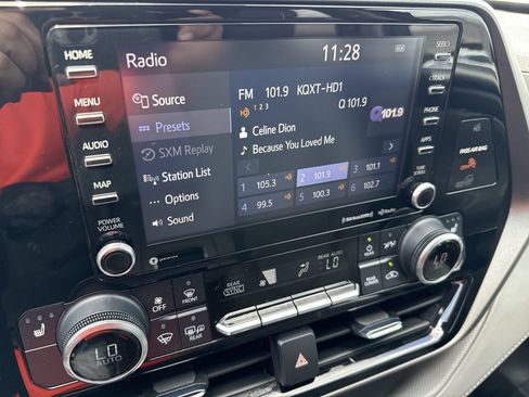 Used 2021 Toyota Highlander XLE FWD image 12