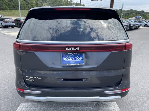 Used 2023 Kia Carnival LX image 6
