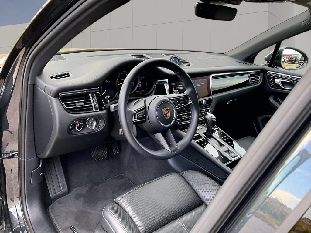 Certified 2026 Porsche Macan AWD/4WD image 4