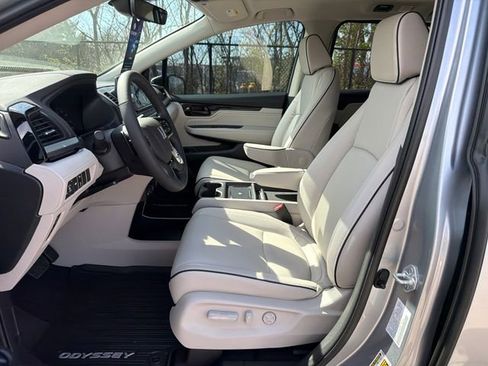 New 2026 Honda Odyssey Touring image 11