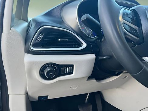 Used 2022 Chrysler Pacifica Touring-L FWD image 13