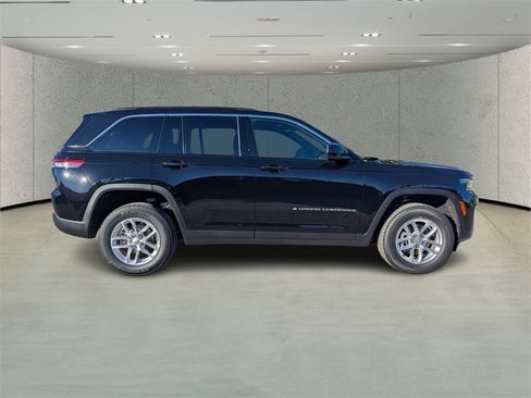 New 2025 Jeep Grand Cherokee Laredo image 3