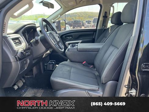 Used 2018 Nissan Titan XD image 5