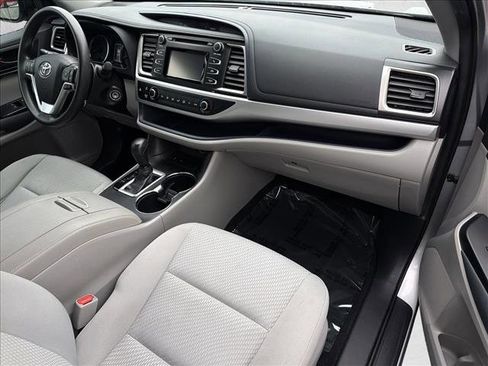 Used 2019 Toyota Highlander LE image 25