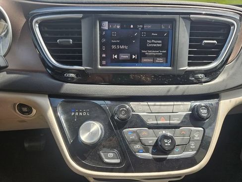 Used 2023 Chrysler Voyager LX FWD image 18