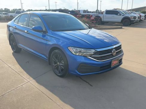 Used 2024 Volkswagen Jetta SE FWD image 3