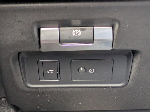 Used 2020 Land Rover Range Rover Evoque SE image 18