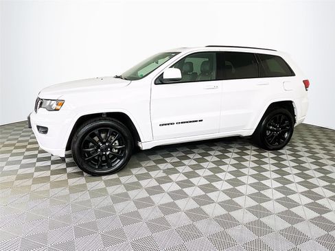 Used 2022 Jeep Grand Cherokee Laredo X AWD/4WD image 4