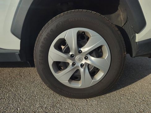 Used 2021 Toyota RAV4 LE image 9