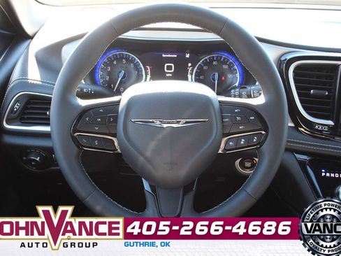 Used 2025 Chrysler Pacifica Limited image 38