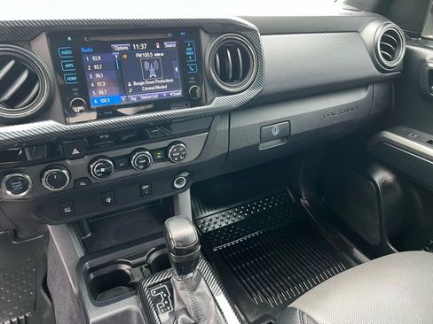 Used 2017 Toyota Tacoma TRD Off-Road image 13