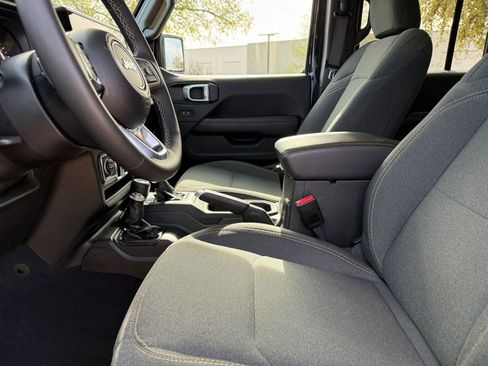Used 2025 Jeep Wrangler Sahara image 27