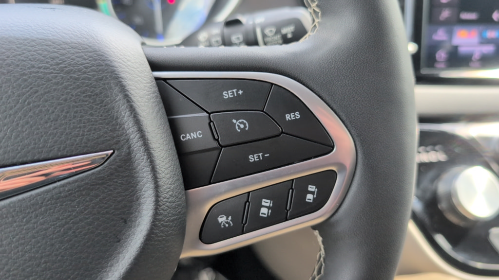 Used 2024 Chrysler Pacifica Touring-L FWD image 15