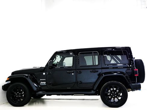 Used 2023 Jeep Wrangler Unlimited Sahara w/ Cold Weather Group AWD/4WD image 6