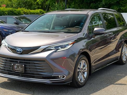 Used 2023 Toyota Sienna Platinum AWD/4WD image 3