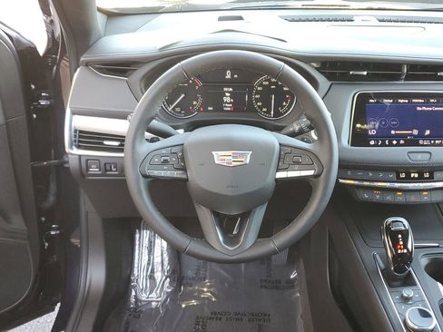 Used 2022 Cadillac XT4 Premium Luxury w/ Enhanced Visibility Package image 18